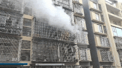 但老人因浓烟被困险些遇险