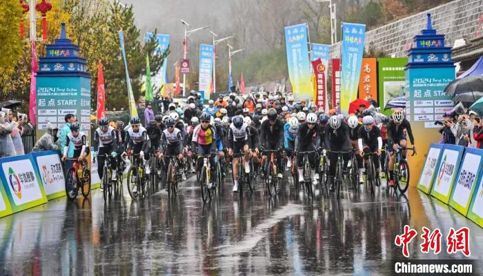 2024第四届环太原公路自行车赛首日开赛 雨中角逐