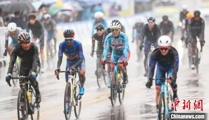 2024第四届环太原公路自行车赛首日开赛 雨中角逐
