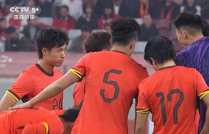 中国U23男足2-2泰国U23，主裁争议红牌引热议