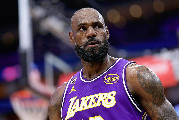 詹姆斯复出后湖人战绩飙升，打法转型成关键