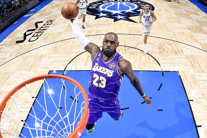 詹姆斯复出后湖人战绩飙升，打法转型成关键