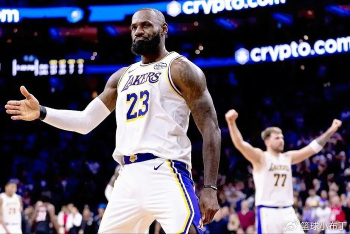詹姆斯复出后湖人战绩飙升，打法转型成关键