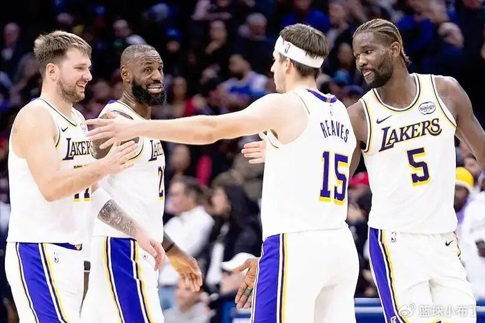 詹姆斯复出后湖人战绩飙升，打法转型成关键