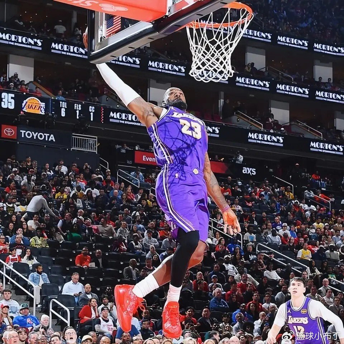 詹姆斯复出后湖人战绩飙升，打法转型成关键